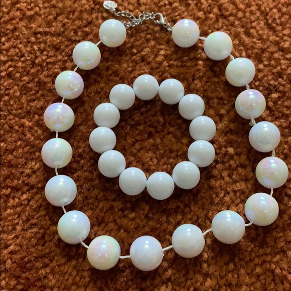 Large Pearl Necklace & Bracelet - Picture 2 of 4